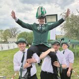 Die Schützen tragen König Kay Wiesemann auf den Schultern.