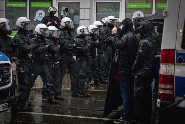 Neonazis demonstrierten am 1. Mai in Dortmund. Gegendemonstranten wurden von einer Polizeikette von den Rechtsextremen getrennt.