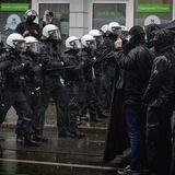 Neonazis demonstrierten am 1. Mai in Dortmund. Gegendemonstranten wurden von einer Polizeikette von den Rechtsextremen getrennt.