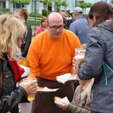 Christian Wachsmann verteilt Reibeplätzchen bei der 850. Henrichenburger Kirmes.