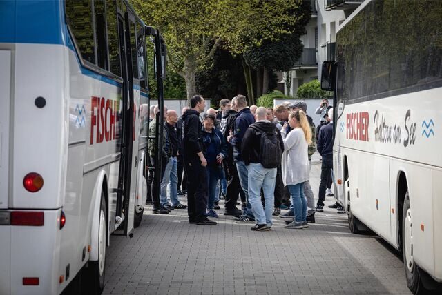 Neonazis stehen an zwei Halterner Bussen.
