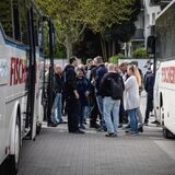 Neonazis stehen an zwei Halterner Bussen.