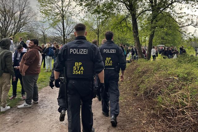 Beamte der Polizei ziehen durch den Westuferpark in Haltern.