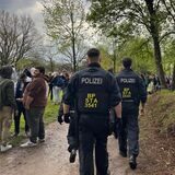 Beamte der Polizei ziehen durch den Westuferpark in Haltern.