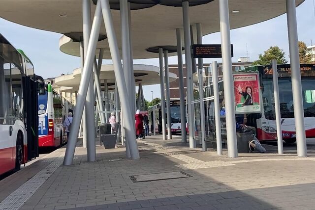 Mehrere Busse der Vestischen stehen am Busbahnhof in Herten-Mitte.