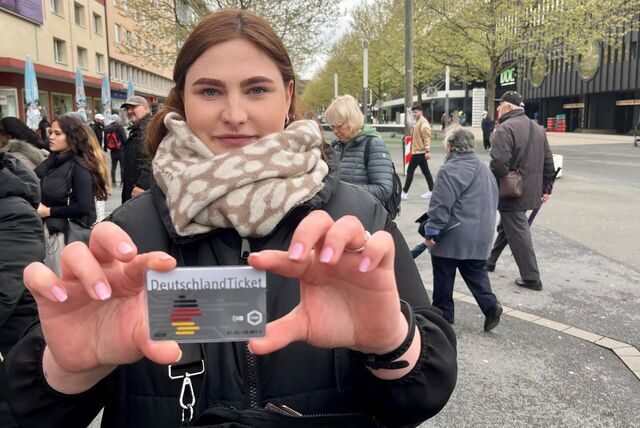 Mandy (25) aus Dortmund hat lange in der Schlange vor dem DSW21-Kundencenter gewartet. Nahc zweieinhalb Stunden hält sie ihr Deutschland-Ticket in der Hand.
