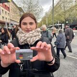 Mandy (25) aus Dortmund hat lange in der Schlange vor dem DSW21-Kundencenter gewartet. Nahc zweieinhalb Stunden hält sie ihr Deutschland-Ticket in der Hand.