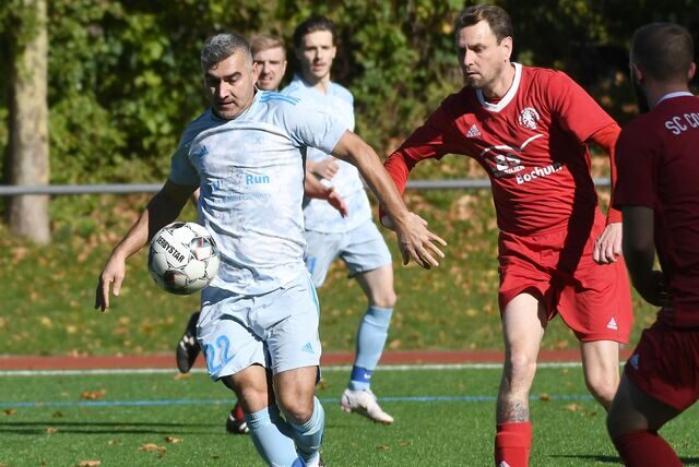 Murat Uguz (am Ball) und sein SV Wacker Obercastrop III, hier im Spiel gegen den SC Constantin, hat den Klassenverbleib so gut wie sicher.
