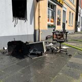 Nach dem Brand im Kaffee Pause an der B235/ Ringstraße liegen Reste von Mobiliar auf der Straße.