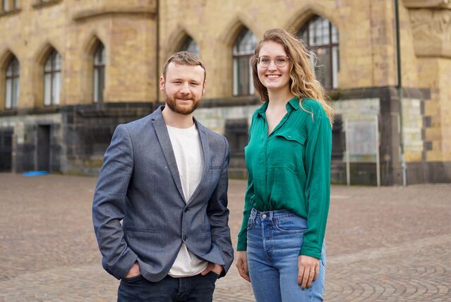 Maya Wischnewski und Thorben Terwort vor dem Rathaus.