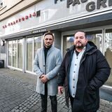 Die neuen Pächter Feyyat Özdemir und Silat Omirate stehen vor der ehemaligen Pizzeria „Lorenzo“ in der Großen Geldstraße in Recklinghausen.