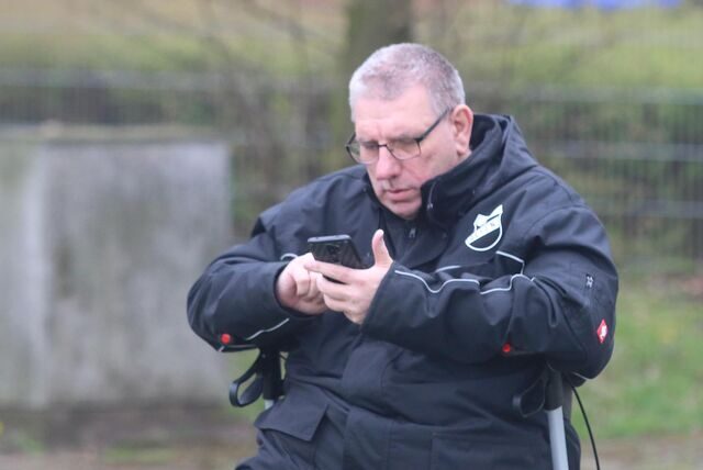 Markus Besemann blickt auf sein Handy.