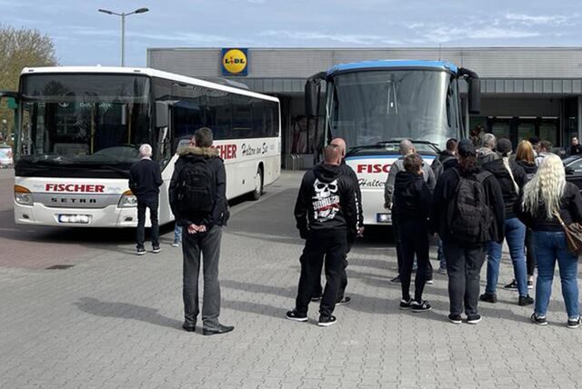 Rechtsextremisten stehen vor den Reisebussen eines Halterner Unternehmens.
