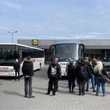 Rechtsextremisten stehen vor den Reisebussen eines Halterner Unternehmens.