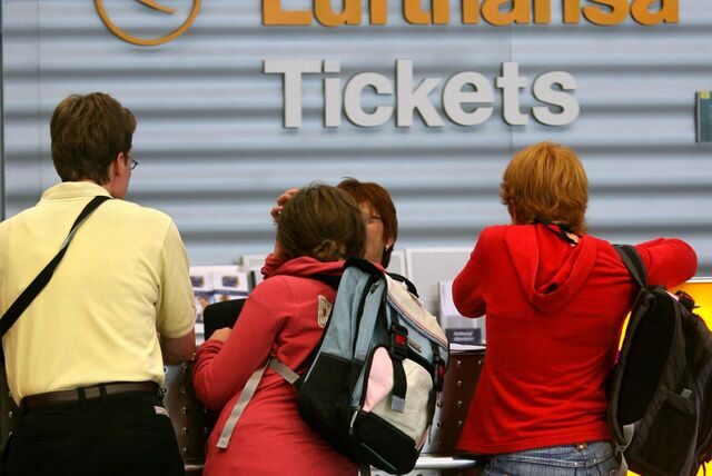Reisende am Ticketschalter von Lufthansa