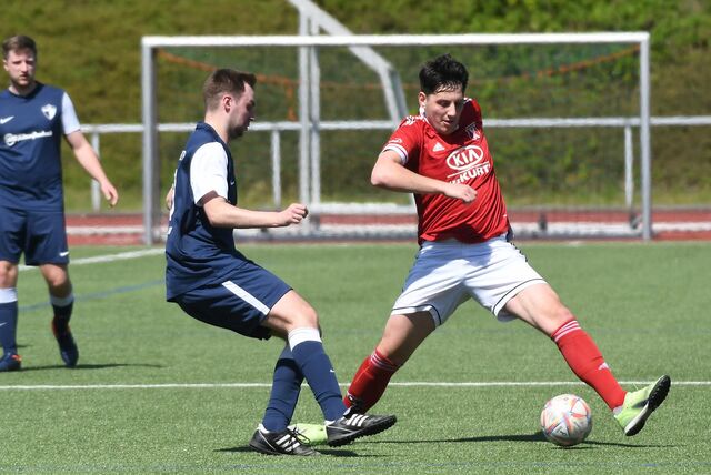 Die SG Castrop II (rote Hemden) feierte durch das 3:1 gegen den Sportplatznachbarn VfR Rauxel im Abstiegskampf den fünften Sieg im 24. Spiel.