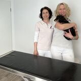 Melanie Stefaner und Britta Roß mit Dackel in einem Behandlungsraum ihrer Tierarztpraxis in Herten.