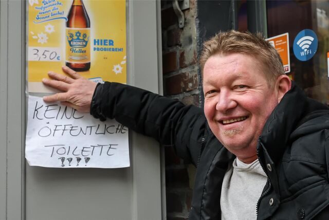 Klaus Erdmann sieht sich gezwungen, seine Cafe-Toiletten gegen den Andrang der übrigen Parkbesucher zu verteidigen.