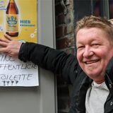 Klaus Erdmann sieht sich gezwungen, seine Cafe-Toiletten gegen den Andrang der übrigen Parkbesucher zu verteidigen.
