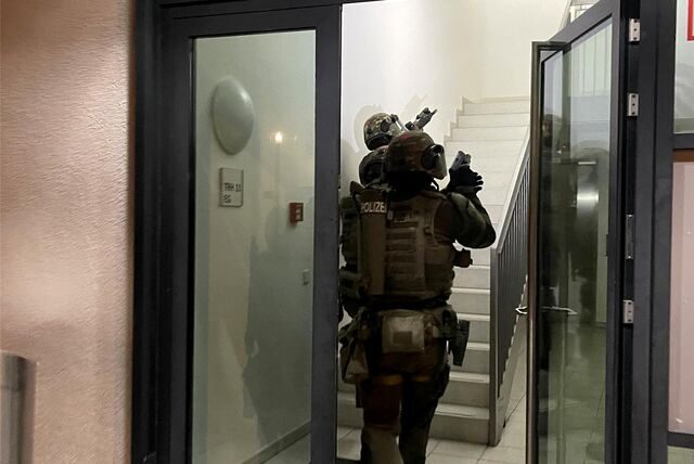 Mit einem Großeinsatz ist die Polizei gegen Mitglieder der italienischen Mafia ‚Ndrangheta vorgegangen. Hier ein Bild von einer Durchsuchung in München.