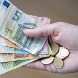 Geldscheine und Kämmerer Karsten Meyer
