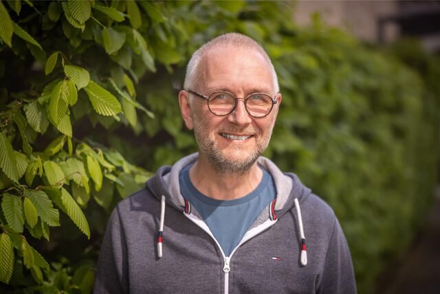 Benedikt Bock ist Paartherapeut, der sich in seiner Arbeit auf die Fragen und Sorgen von Männern spezialisiert hat. In seiner aktuellen Kolumne spricht er über Alphamänner – und was er sich von der Männerwelt 2024 wünscht.