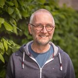 Benedikt Bock ist Paartherapeut, der sich in seiner Arbeit auf die Fragen und Sorgen von Männern spezialisiert hat. In seiner aktuellen Kolumne spricht er über Alphamänner – und was er sich von der Männerwelt 2024 wünscht.