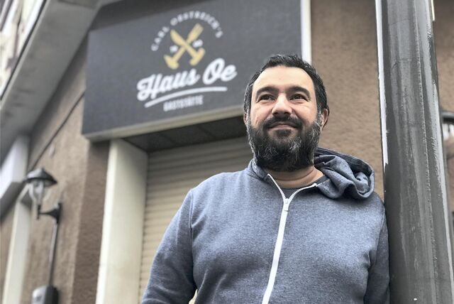 Inan Acar, Gastronom im Haus Östreich auf Schwerin und im „Gleis 4“ am Hauptbahnhof in Rauxel. Er ist Türke und politisch interessiert. Aber zur Türkei-Wahl geht er nicht. Warum nicht?