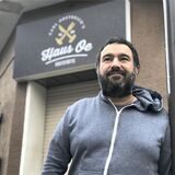 Inan Acar, Gastronom im Haus Östreich auf Schwerin und im „Gleis 4“ am Hauptbahnhof in Rauxel. Er ist Türke und politisch interessiert. Aber zur Türkei-Wahl geht er nicht. Warum nicht?