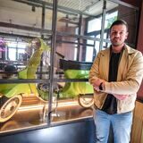 Nils Köppel mit einer inszenierten grünen Vespa im neuen „Nonna di Mia“ in Recklinghausen.