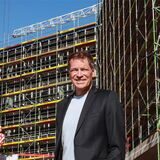Architekt Gerhard Wittfeld hat den spektakulären Neubau des Continentale Versicherungsverbundes mit bis zu 16 Stockwerken an der B1 in Dortmund geplant. Nach genau einem Jahr Bauzeit wurde am Mittwochnachmittag (3. Mai) Richtfest gefeiert.
