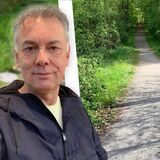 Selim Ibraimi (57) ist zufrieden: Der Waldweg in Bladenhorst sieht 24 Stunden nach dem Entdecken der Müllkippe wieder sauber aus. Der EUV reagierte schnell auf seinen Hinweis.