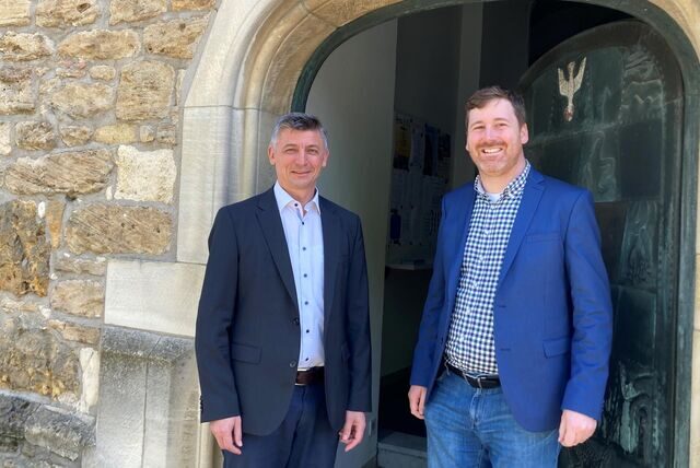 Pfarrer Marius Mirt (l.) und Pastoralreferent Benedikt Stelthove leiten gemeinsam die Pfarrei Heilige Edith Stein in Marl.