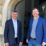 Pfarrer Marius Mirt (l.) und Pastoralreferent Benedikt Stelthove leiten gemeinsam die Pfarrei Heilige Edith Stein in Marl.