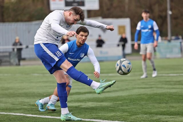 Am ersten Sonntag im Mai haben der FC Castrop-Rauxel (weiße Hemden) und der FC Frohlinde (blaue Hemden) Gegner aus Witten.