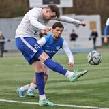 Am ersten Sonntag im Mai haben der FC Castrop-Rauxel (weiße Hemden) und der FC Frohlinde (blaue Hemden) Gegner aus Witten.