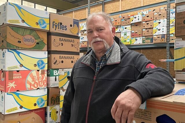 Michael Inhestern steht im Lager der Umwelt-Werkstatt in Datteln. Im Hintergrund sind viele Bananen-Kisten übereinander gestapelt.