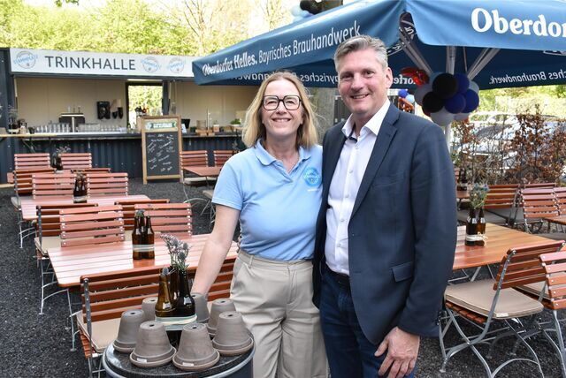 Nicole Langenberg-Sohn und Frank Senger präsentieren den neuen Biergarten Stammplatz am Hotel Radisson Blu.