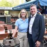 Nicole Langenberg-Sohn und Frank Senger präsentieren den neuen Biergarten Stammplatz am Hotel Radisson Blu.