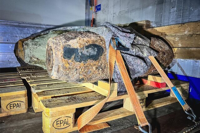 Evakuierung beim Blindgängerfund: Menschen steigen in einen Shuttlebus