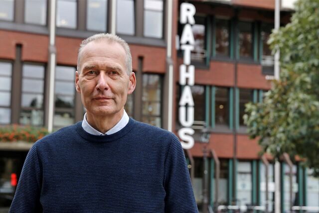 Helmut Lampe vor dem neuen Rathaus