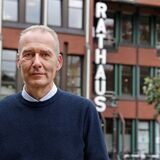 Helmut Lampe vor dem neuen Rathaus