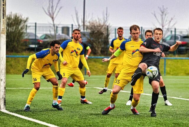 Beim Bezirksliga-Meister FC Altenbochum muss die Spvg Schwerin (gelbe Trikots) auf der Hut sein.