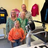 Denise, Laura, Mia und Philipp Schmalöer stehen hinter einer Druckermaschine.