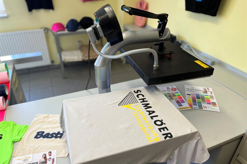 Eine Druckermaschine und ein Trikot. Eine Druckermaschine und ein Trikot.