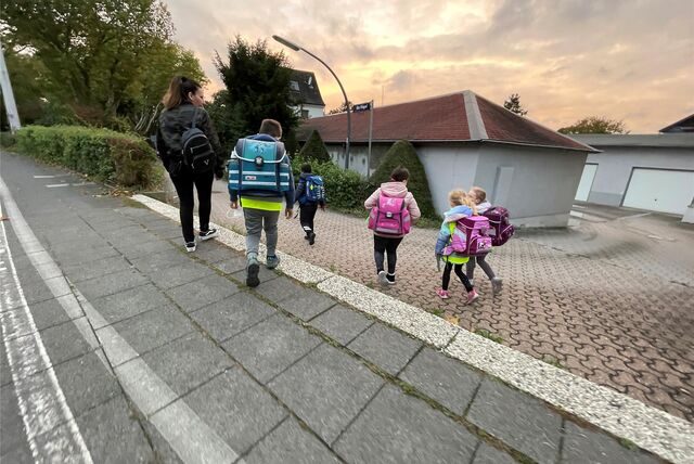 Kinder auf dem Weg zur Grundschule Am Hügel in der Castroper Altstadt.