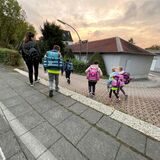 Kinder auf dem Weg zur Grundschule Am Hügel in der Castroper Altstadt.