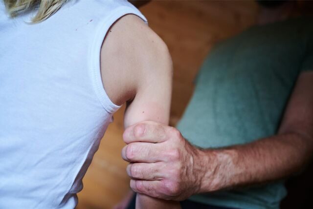 Ein Vater (37) aus Recklinghausen soll sich sexuell an seiner Tochter (4) vergangen haben. (Symbolbild)