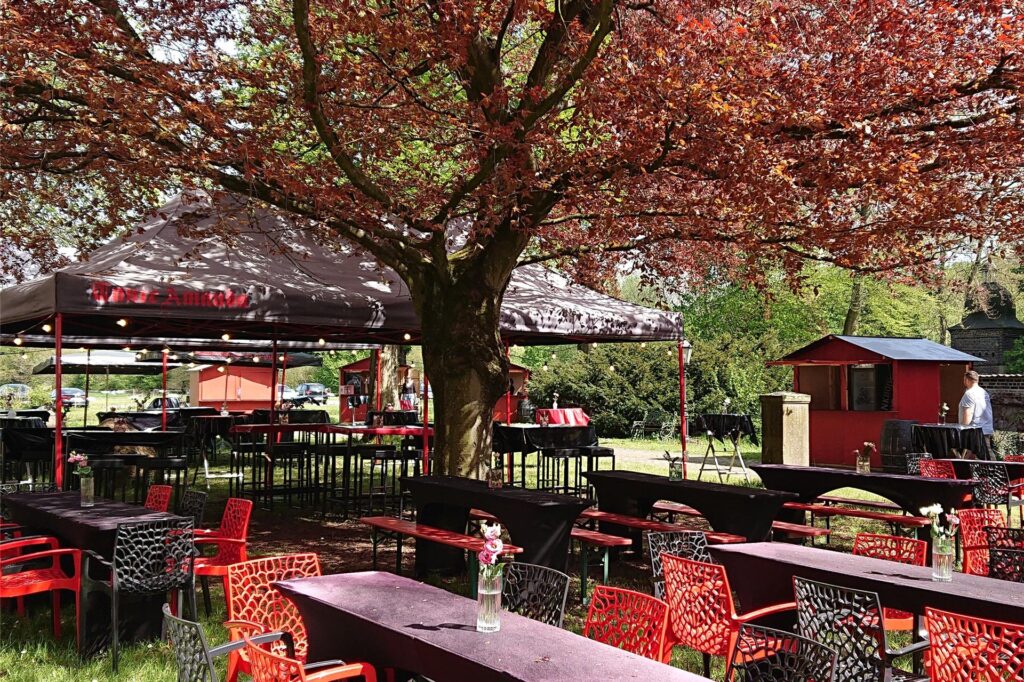 Das Weinfest in Bladenhorst am Donnerstag kurz vor dem Start. Übers Wochenende wird es auf dem Schlosshof sicher voll, wenn das Wetter mitspielt. Für Samstag ist kein Regen vorhergesagt.