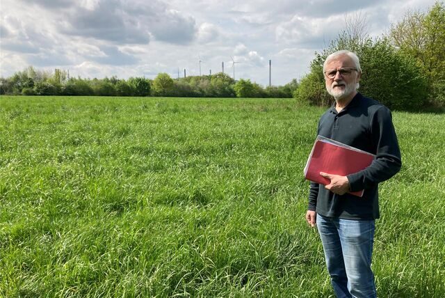 Rainer Faber aus Polsum steht am Rand der landwirtschaftlichen Fläche, auf der die Erweiterung des BP-Industriegeländes geplant ist.